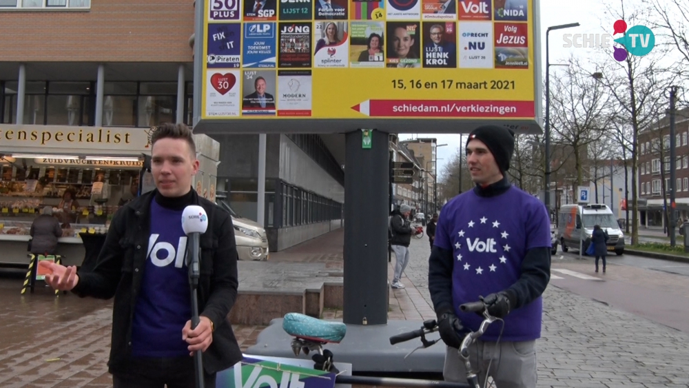 Jonge Schiedammers voeren campagne voor Volt in Schiedam