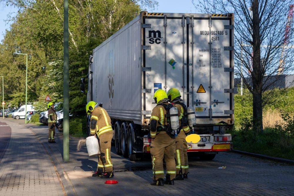 Geparkeerde vrachtwagen lekt vloeistof in Vlaardingen