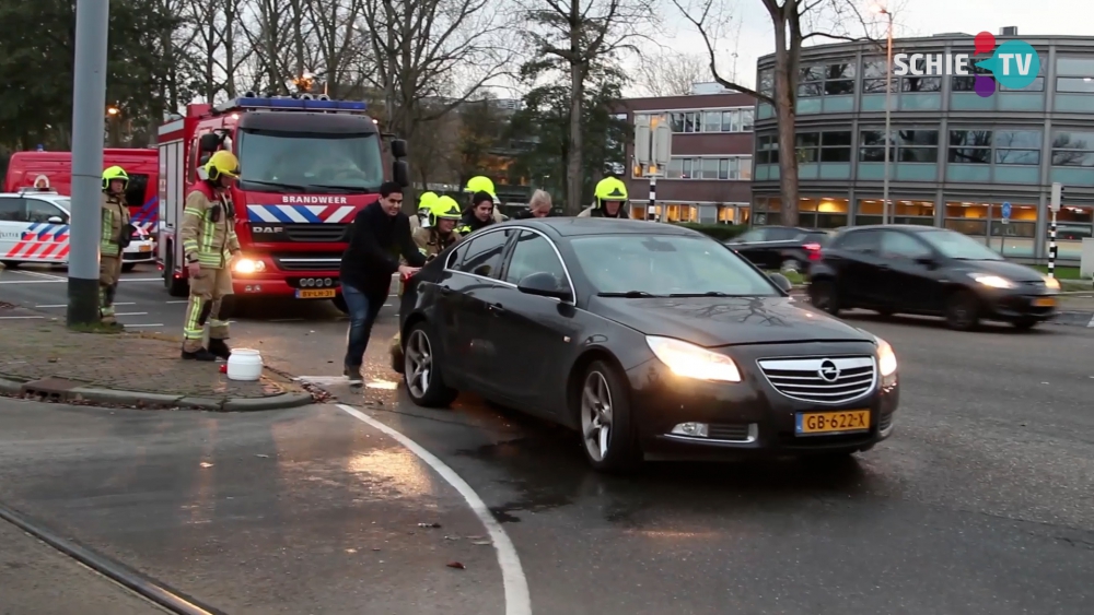 Brand onder motorkap van auto