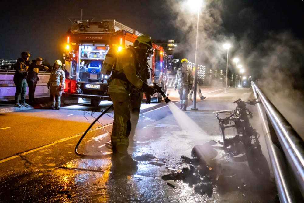 Brandende deelscooter explodeert