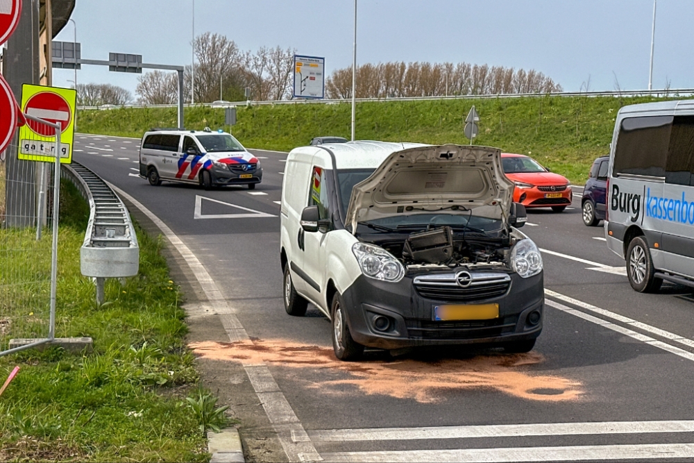 Auto begint op de snelweg te roken van onder de motorkap