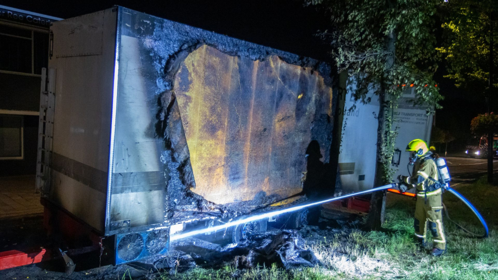 Vrachtwagentrailer aan James Wattweg loopt flinke schade op door brand