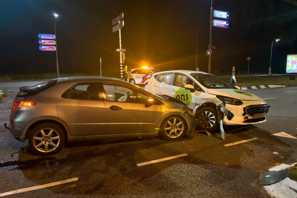 Twee auto&#039;s botsen in Schiedam