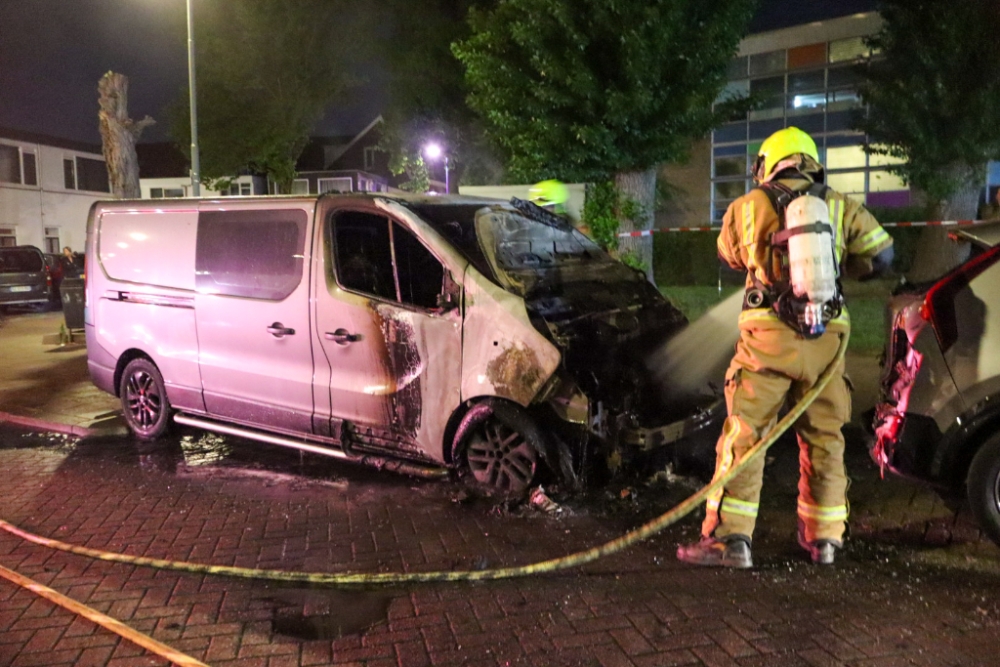 Bestelbusje in brand nadat buurtbewoners twee harde knallen horen