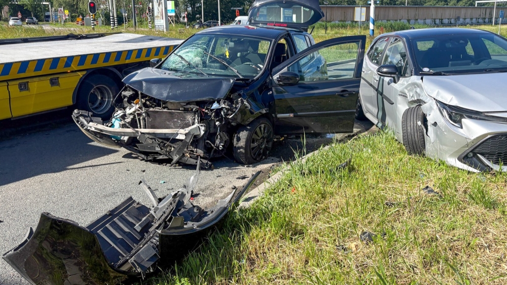Flinke schade na stevige aanrijding aan de voet van snelweg A20