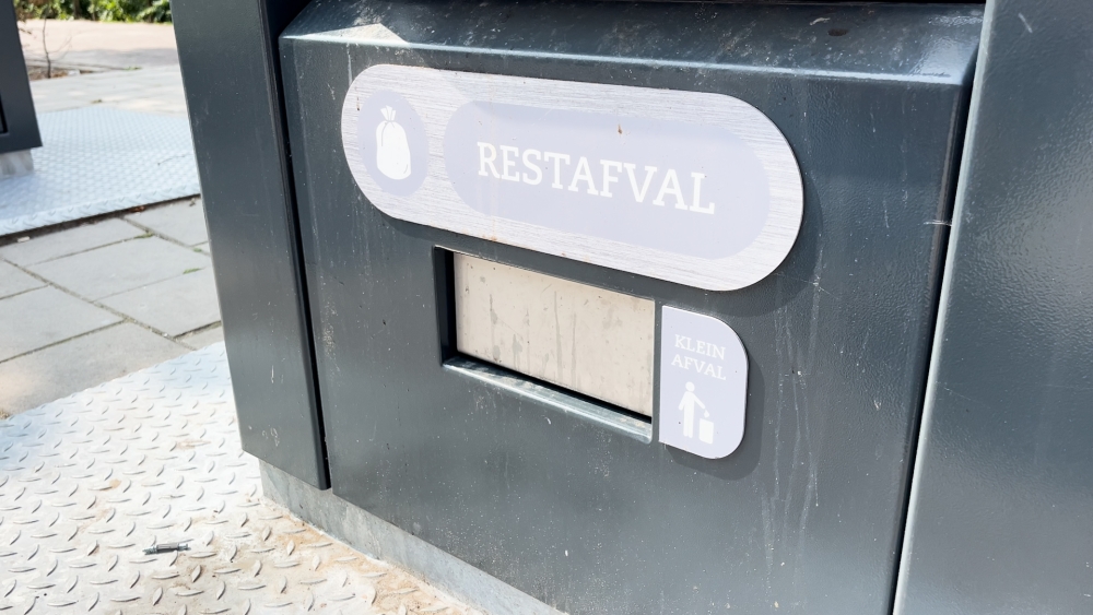 Afvalbakken verdwijnen en worden vervangen door zwerfvuilluikje op containers