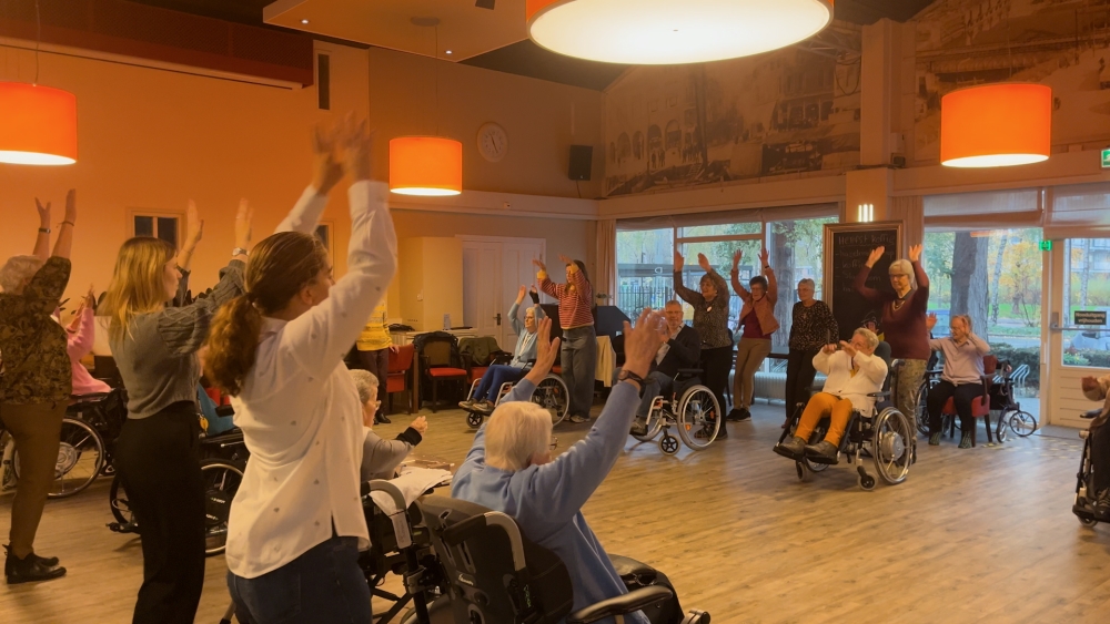 Senioren swingen veertig jaar mee tijdens het rolstoeldansen