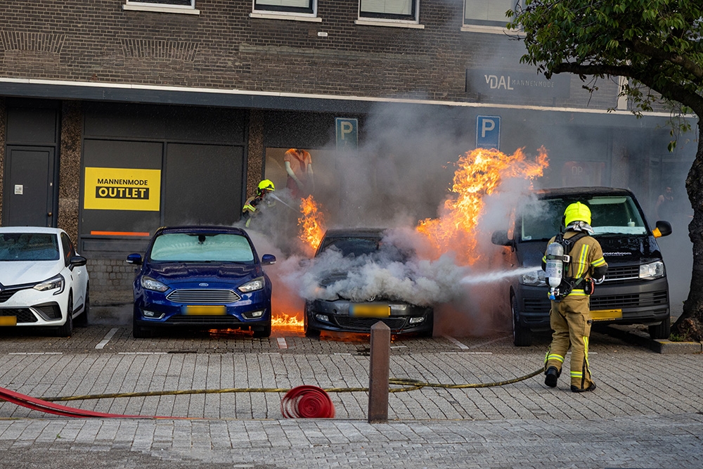 Auto in Schiedam verwoest door brand, man raakt gewond