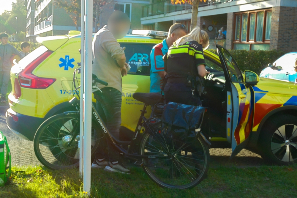 Maaltijdbezorger raakt gewond bij aanrijding met auto op de Willem Andriessenlaan