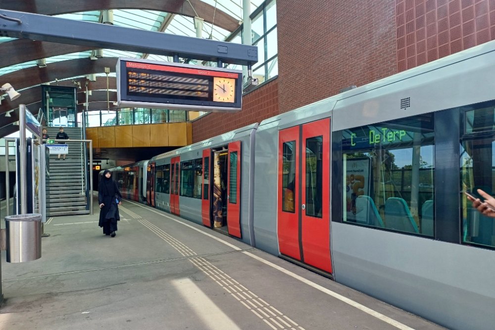 Reizigers gestrand na spanningsprobleem Schiedamse metro