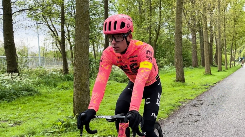 Debuut in wielertop bij Vuelta: 'Kippenvel' voor klimmer Jardi van der Lee
