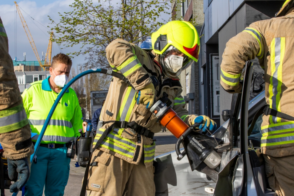 Brandweer knipt auto open na forse aanrijding in de Spaanse Polder