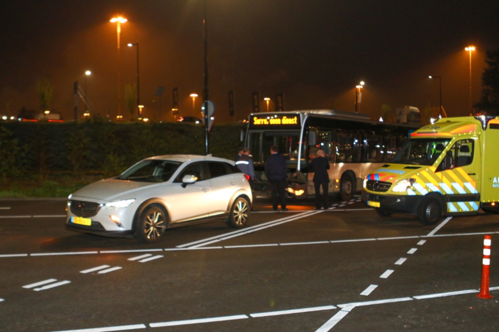 Gewonde bij aanrijding bus en personenauto bij Vijfsluizen