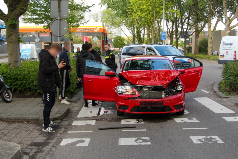 Kop-staart botsing voor oversteekplaats Zwaluwlaan