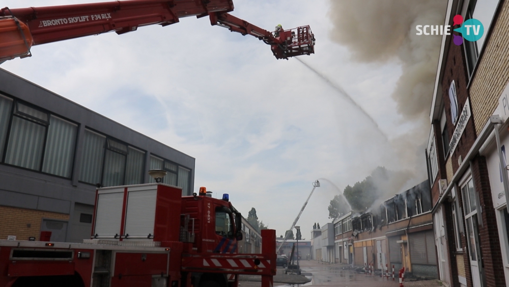 Zeer grote brand bij garagebedrijf in Overschie