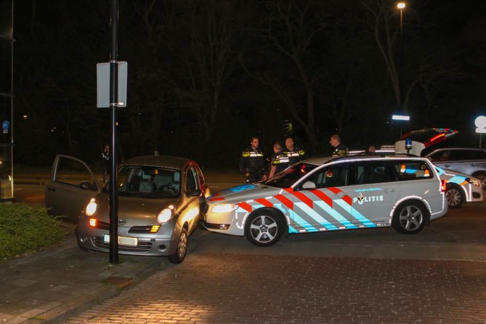 Politiewagen rijdt auto klem na negeren stopteken