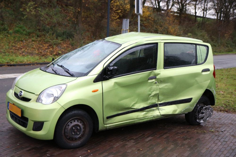 Auto meerdere malen over de kop: bestuurder niet gewond