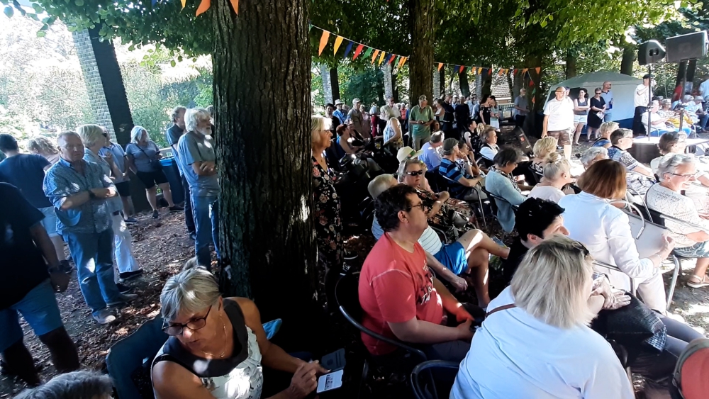 &#039;De zon schijnt, heerlijke muziek en de rosé is verrrrukkelijk&#039;, 66-ste Cultuur borrelt in het park