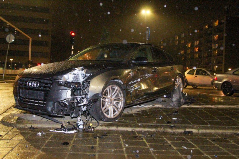 Politieauto knalt tegen personenauto