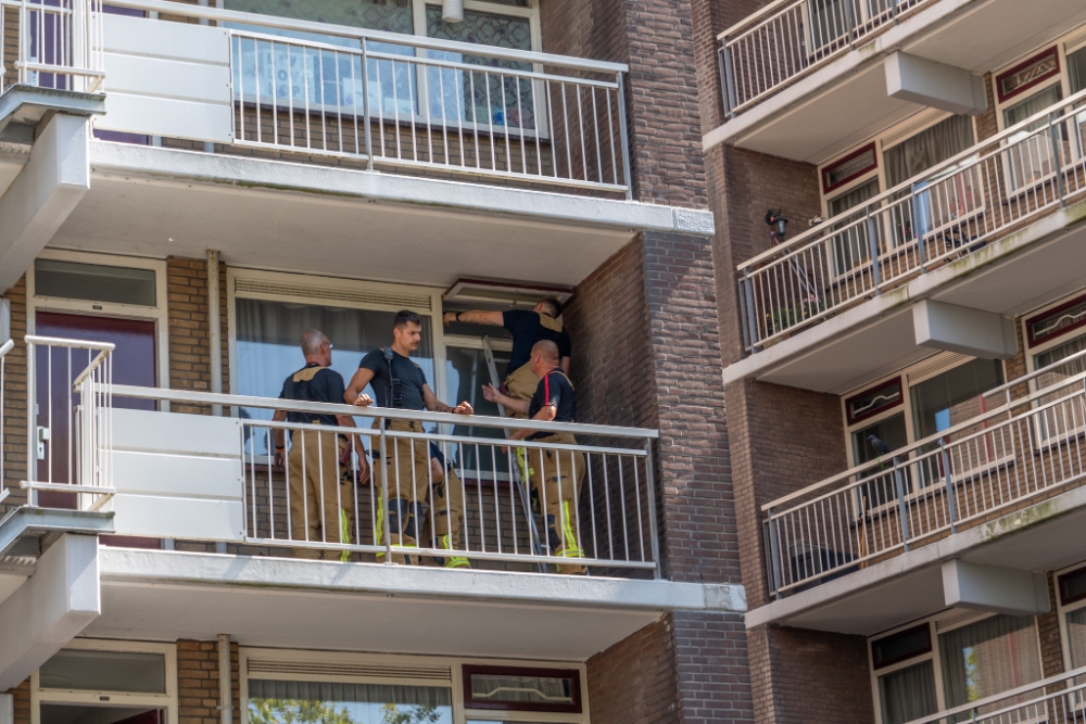 Wateroverlast bij woning in Schiedam, brandweer zoekt creatieve weg naar binnen