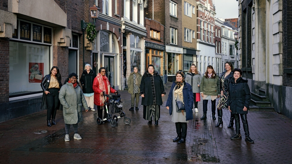 De elf ervaringsdeskundigen van &#039;Uit armoede&#039; in de Schiedamse Hoogstraat