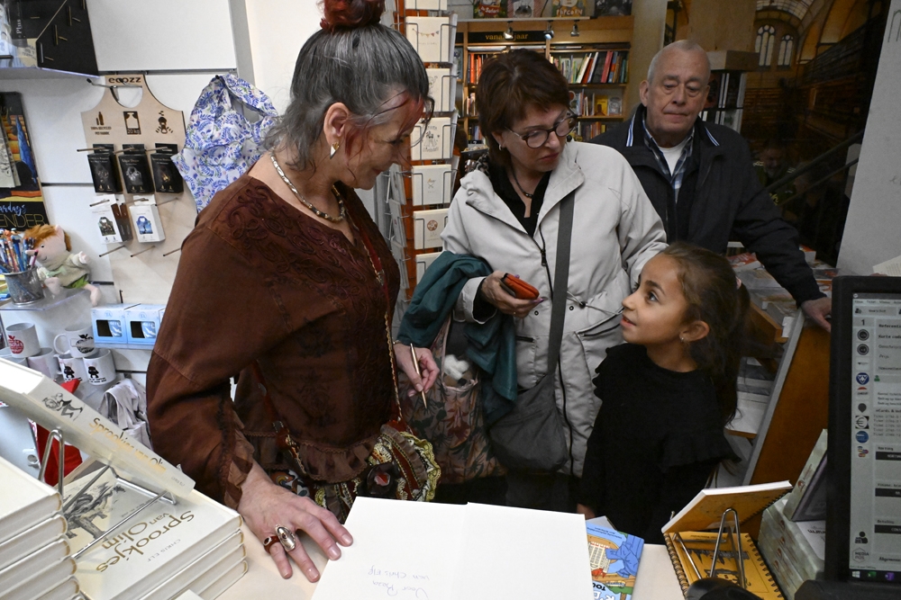 Schiedamse auteur presenteert sprookjesbundel gevuld met zwart-witillustraties