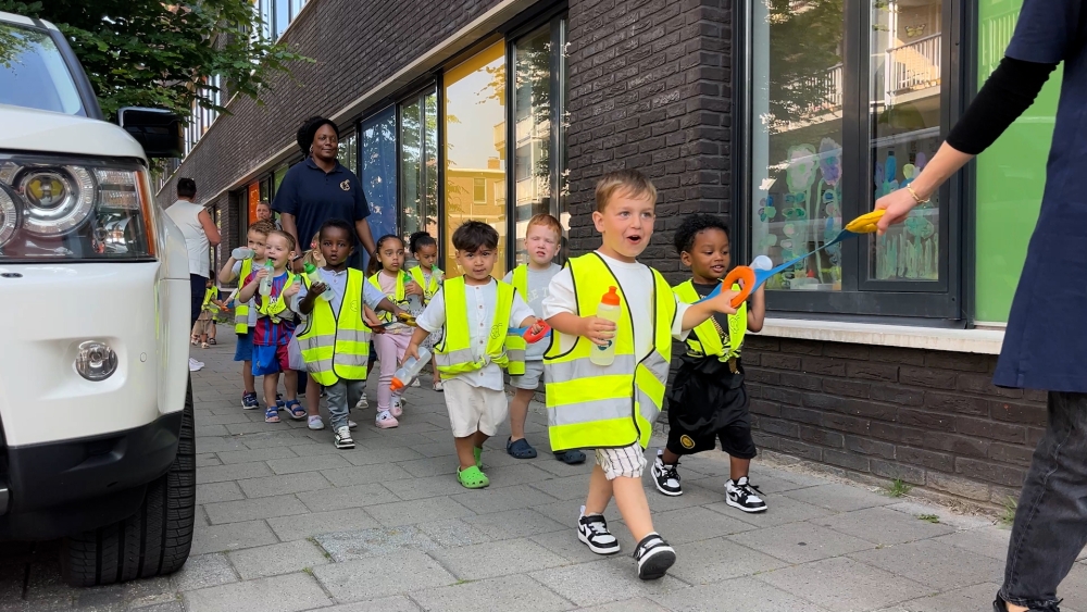 Meer bewegen, minder schermtijd: honderden peuters doen mee aan Peutervierdaagse
