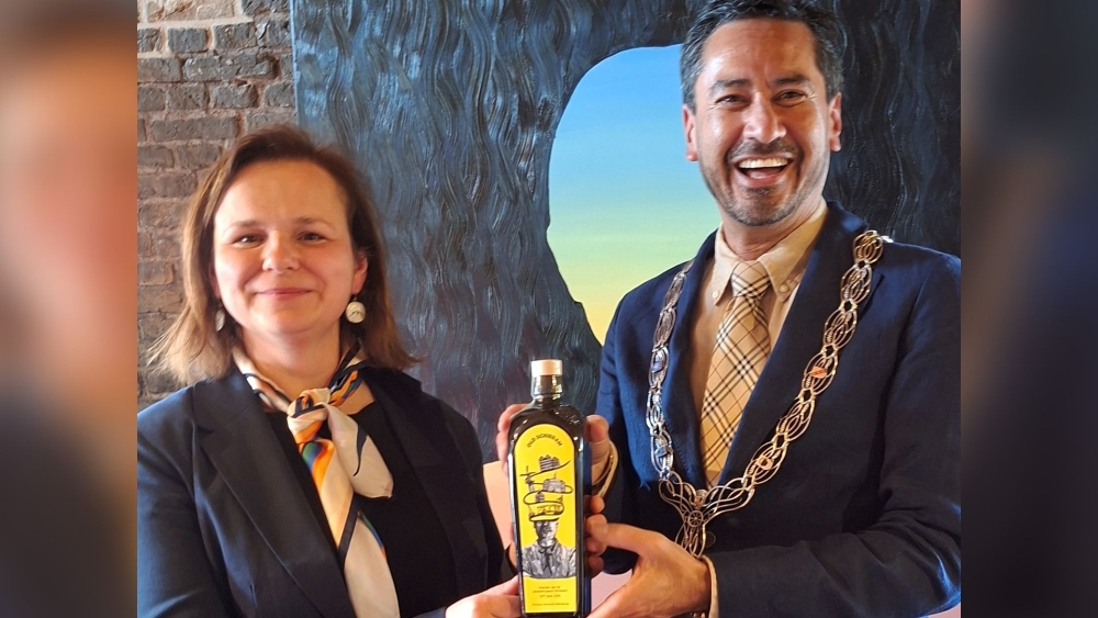Burgemeester Bergmann neemt Vriendenfles van Jenevermuseum in ontvangst