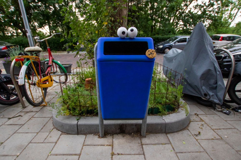 Buurtbewoners toveren afvalbak om tot koekiemonster