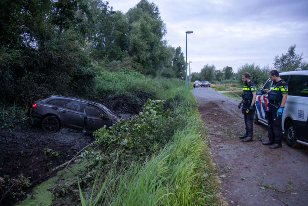 Van de weg geraakt auto veroorzaakt ravage