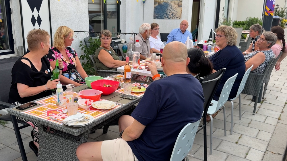 Tafels op de stoep: Schiedammers eten samen tijdens Deurdiner