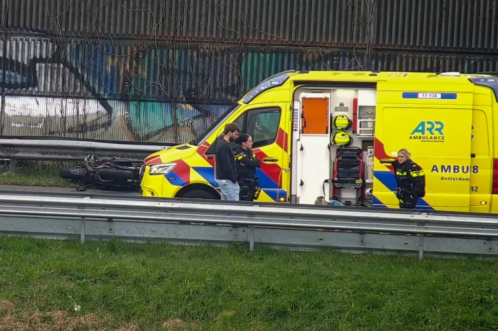 Motorrijder raakt gewond bij aanrijding richting Beneluxtunnel