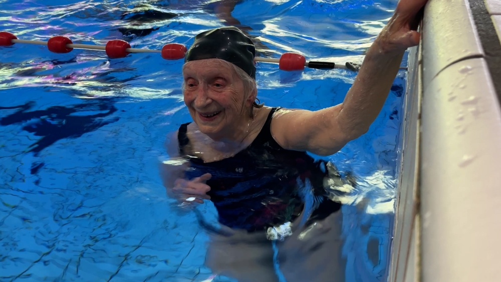 Mevrouw Heulspas (94) haalde in 1945 zwemdiploma en trekt nog steeds baantjes in De Kulk