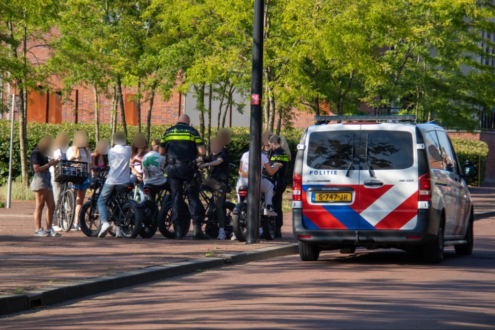 Politie zoekt in Vlaardingen naar overlastgevende jongeren