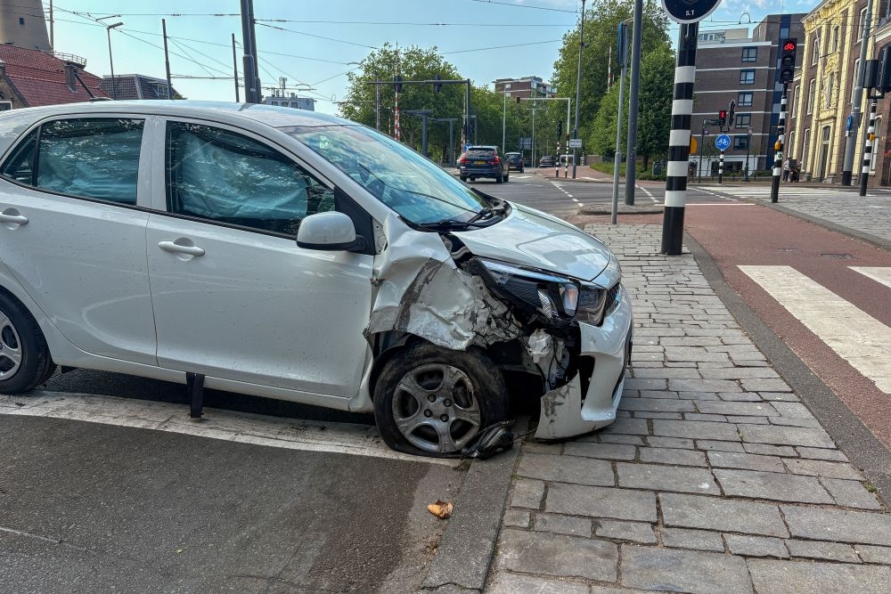 Auto raakt zwaar beschadigd bij botsing in het centrum van Schiedam