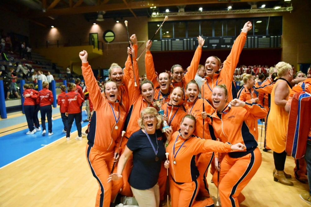 Schiedamse Twirlsters The Yellow Rainbows winnen zilver tijdens Europees kampioenschap majorette