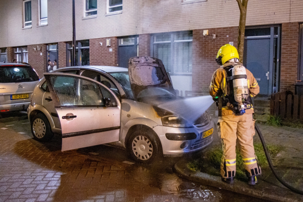 Auto vliegt in brand, bestuurder vindt nog net op tijd een parkeerplek