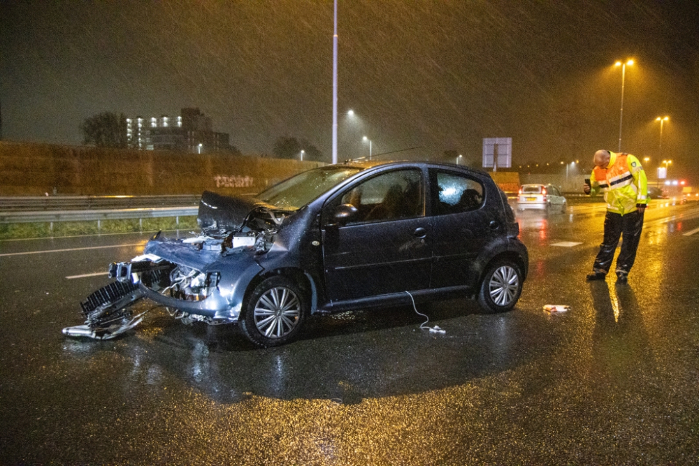 Bestuurder vlucht na eenzijdig ongeval op snelweg