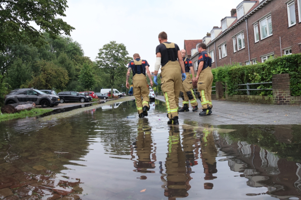 Regenval zorgt voor overstromingen in Vlaardingen: wateroverlast bij stadhuis en in straten
