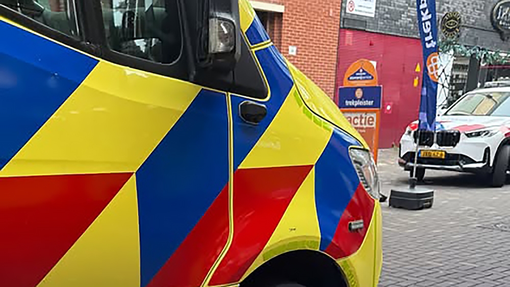 Vrouw ziet Schiedamse supermarkten voor kroeg aan