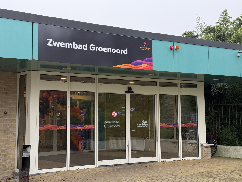 De ingang van zwembad Groenoord