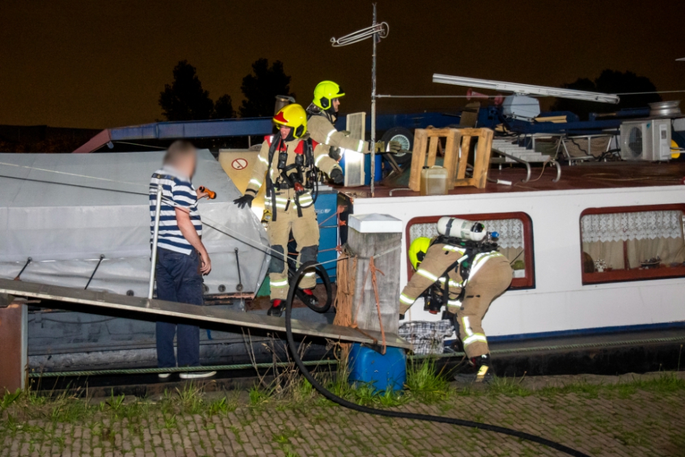 Brand op schip aan de Voorhavenkade in de Gorzen