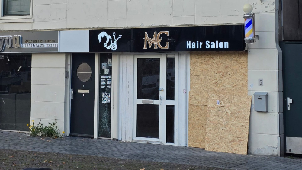Kapperszaak Westhavenkade, waar explosief afging, moet vier weken langer dicht