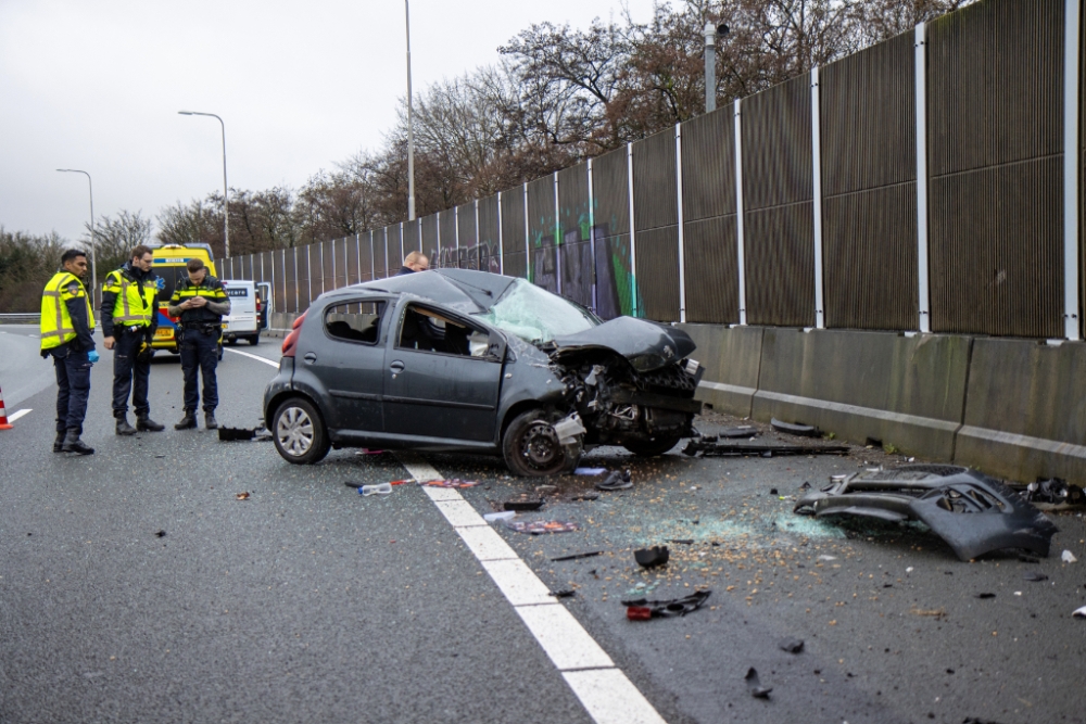 Auto meerdere malen over de kop op snelweg A20