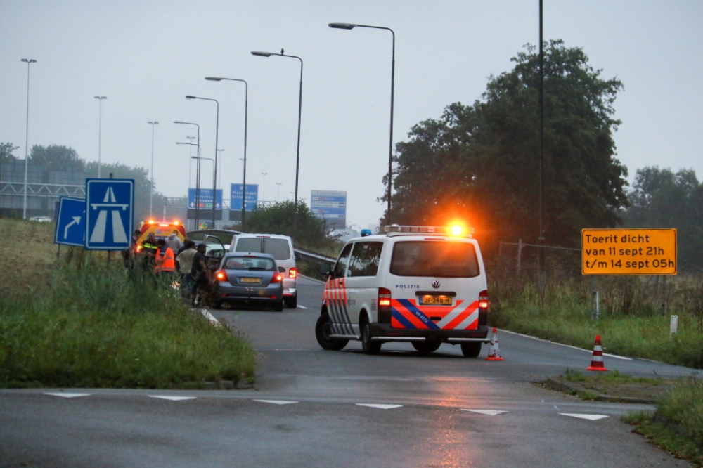 Aanrijding met meerdere auto&#039;s op oprit A20