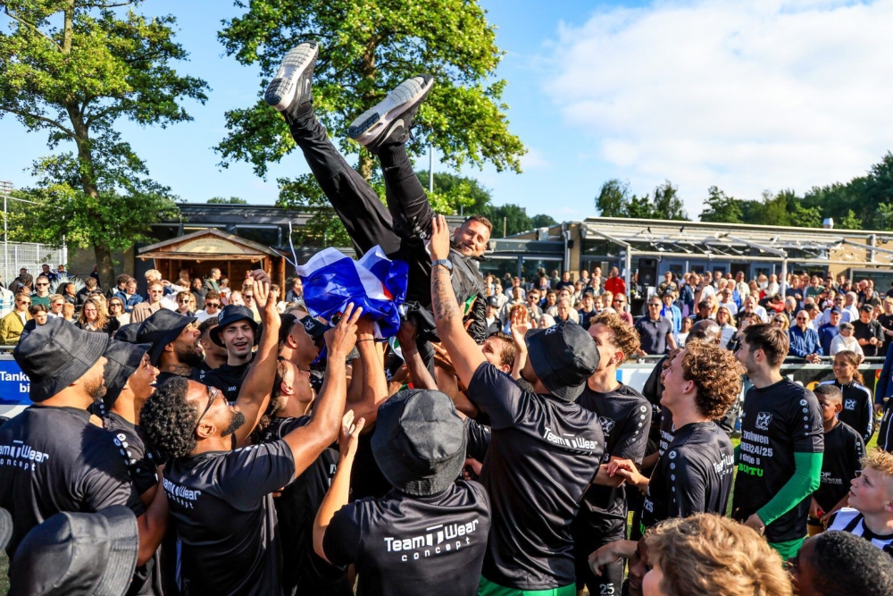 Zwaluwen kampioen in Vierde Divisie na zinderende slotfase