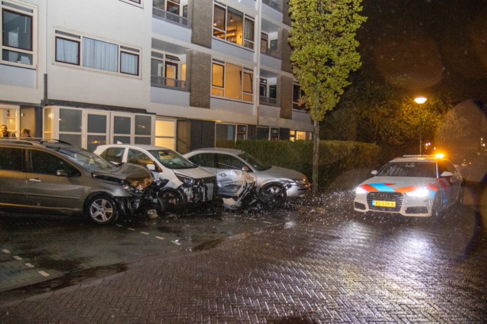19-jarige vrouw ramt drie auto's, was vermoedelijk onder invloed van lachgas