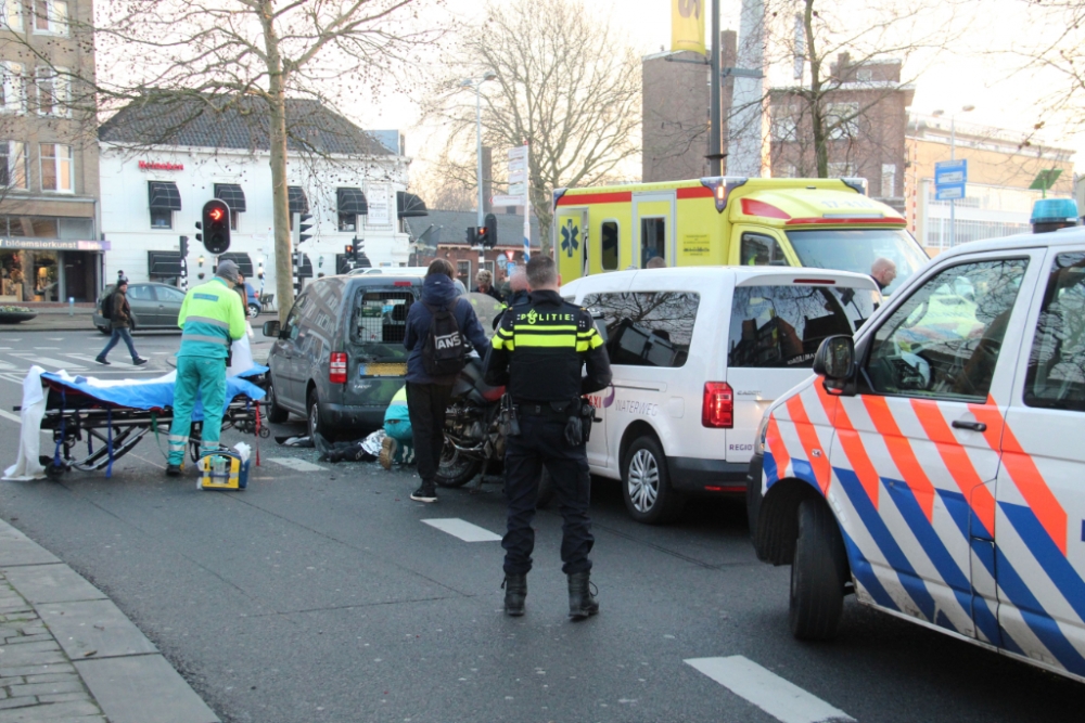 Motorrijder gewond na aanrijding met twee auto&#039;s