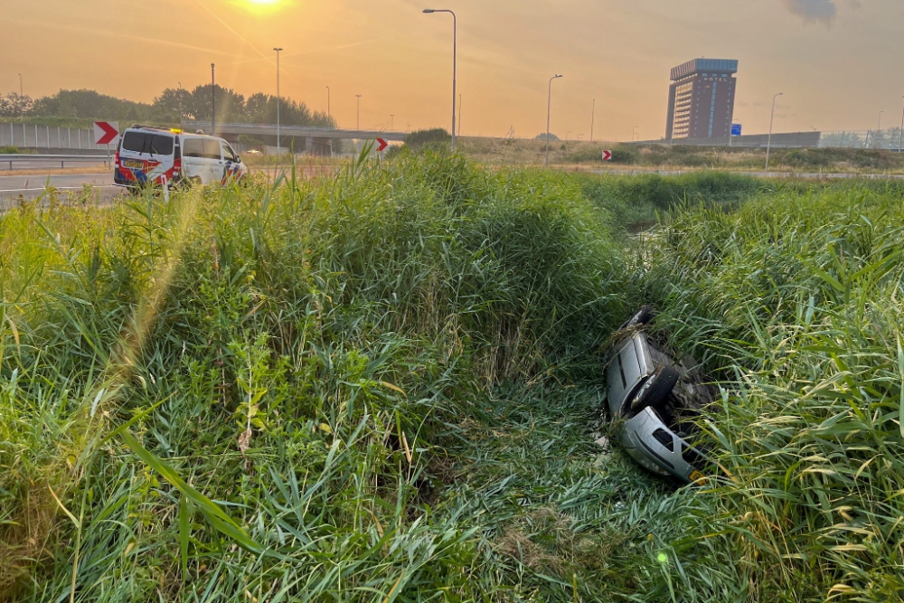 Dronken bestuurder zonder rijbewijs rijdt auto de sloot in na veroorzaken ongeval