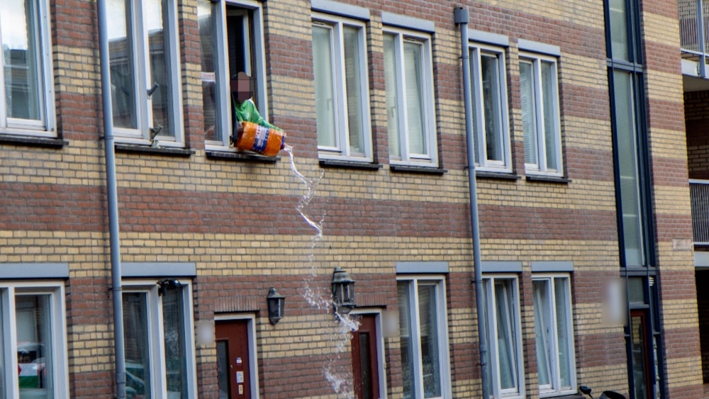 Wim van Z. gooit brandbare vloeistof naar buiten op 10 april 2024